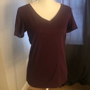 Maroon v-neck short sleeve t-shirt